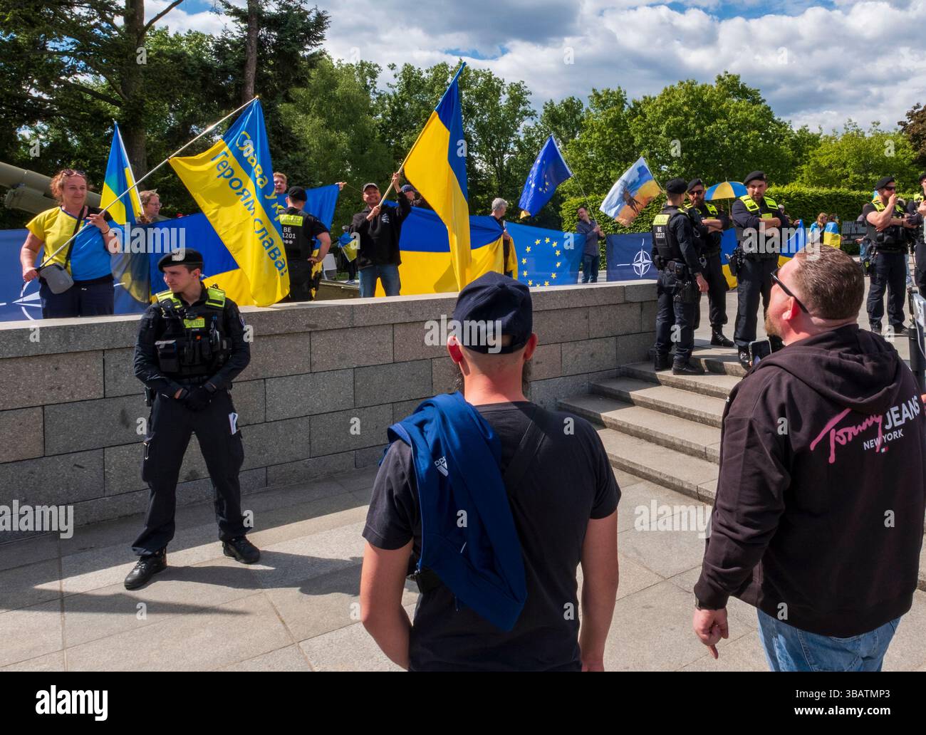 Auseinandersetzung zwischen Russen und Ukrainern am sowjetischen Kriegsdenkmal in Tiergarten, Berlin, zum 80. Jahrestag des Siegestages, 9. Mai 2025 Stockfoto