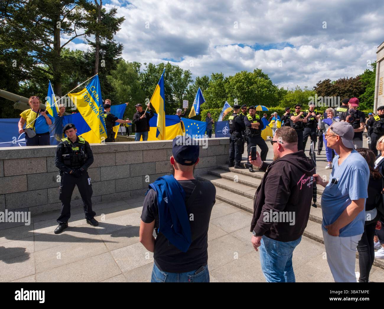 Auseinandersetzung zwischen Russen und Ukrainern am sowjetischen Kriegsdenkmal in Tiergarten, Berlin, zum 80. Jahrestag des Siegestages, 9. Mai 2025 Stockfoto