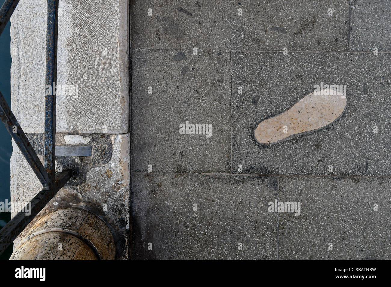 Blick von oben auf eine der vier Fußabdrücke auf der Ponte dei Pugni („Brücke der Fäuste“), einer ehemaligen Kampfbrücke in Venedig, Italien Stockfoto