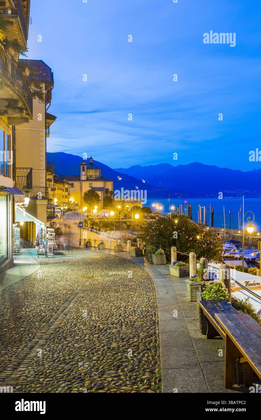 Das kleine Dorf Cannobio, ein berühmter Touristenort am Lago Maggiore in der Abenddämmerung. Stockfoto