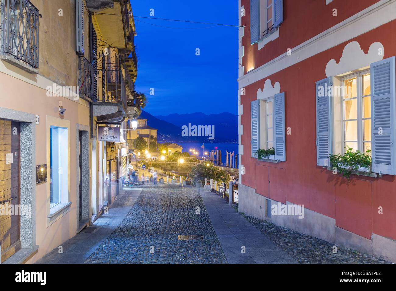 Das kleine Dorf Cannobio, ein berühmter Touristenort am Lago Maggiore in der Abenddämmerung. Stockfoto