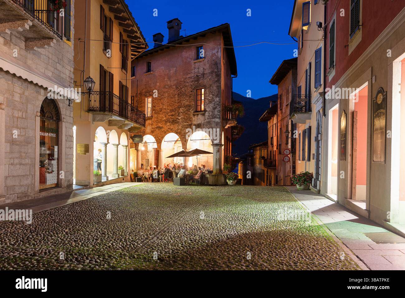 Blick auf das Zentrum von Cannobio bei Nacht, eine kleine Stadt am Lago Maggiore, Verbano-Cusio Ossola, Italien. Stockfoto