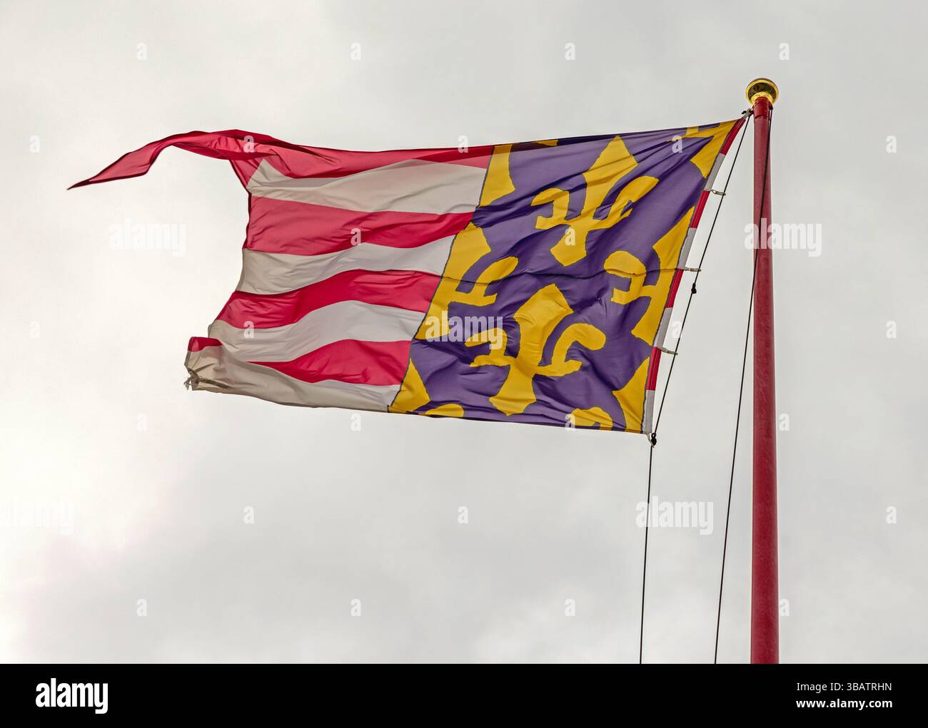 Budapest, Ungarn - 31. Juli 2022: Alte mittelalterliche Heraldik Flaggenschild auf dem Budaer Schlossberg im ersten Bezirk über bewölktem Himmel. Stockfoto
