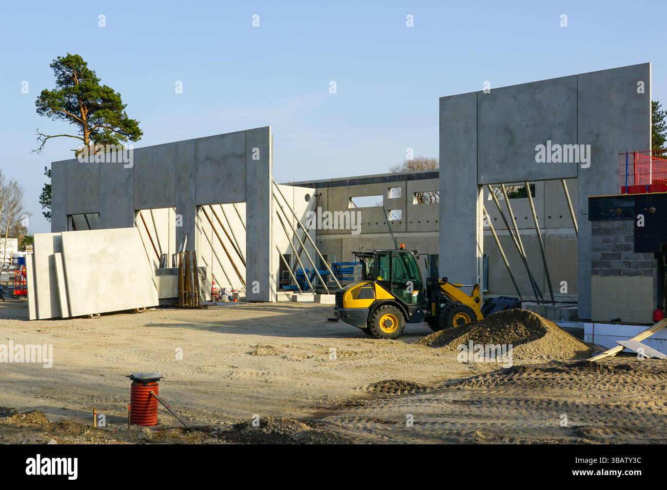 Unfertige Stahlbetonplattenkonstruktion, Fertigbetonpaneele, Gebäude der Feuerwehr Stockfoto