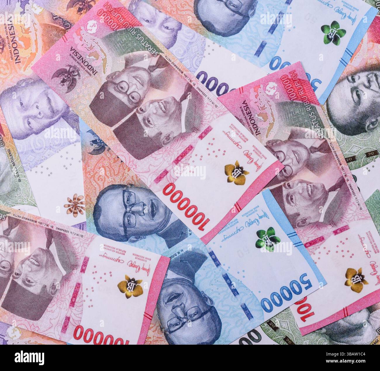 Rupiah-Geld, indonesische Banknoten zum an- und Verkauf von Waren und zum Umtausch in andere Währungen. Hintergrund in Form von indonesischem Geld Stockfoto