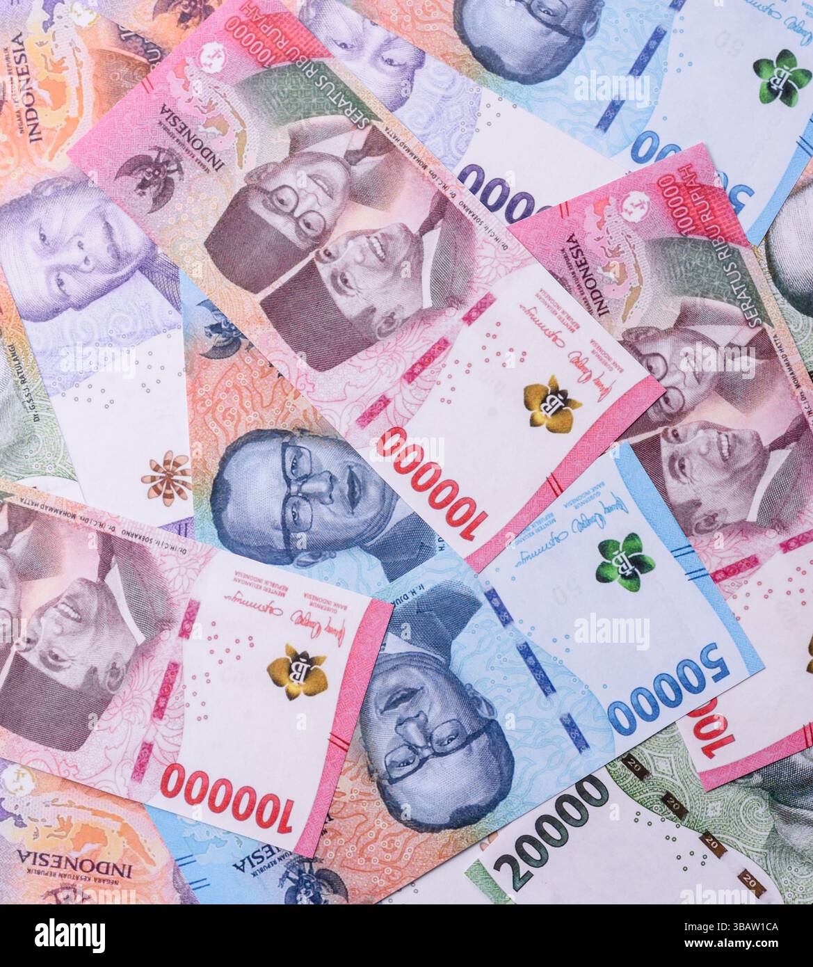 Rupiah-Geld, indonesische Banknoten zum an- und Verkauf von Waren und zum Umtausch in andere Währungen. Hintergrund in Form von indonesischem Geld Stockfoto
