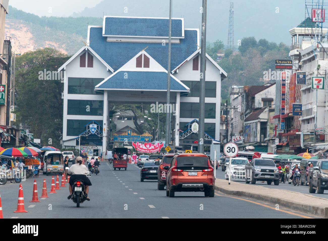 Der Verkehr führt entlang der Hauptstraße in Mae Sai, einer Grenzstadt, in Richtung der Grenze/Zollstelle zwischen Nordthailand und Myanmar. Mae Sai Stockfoto