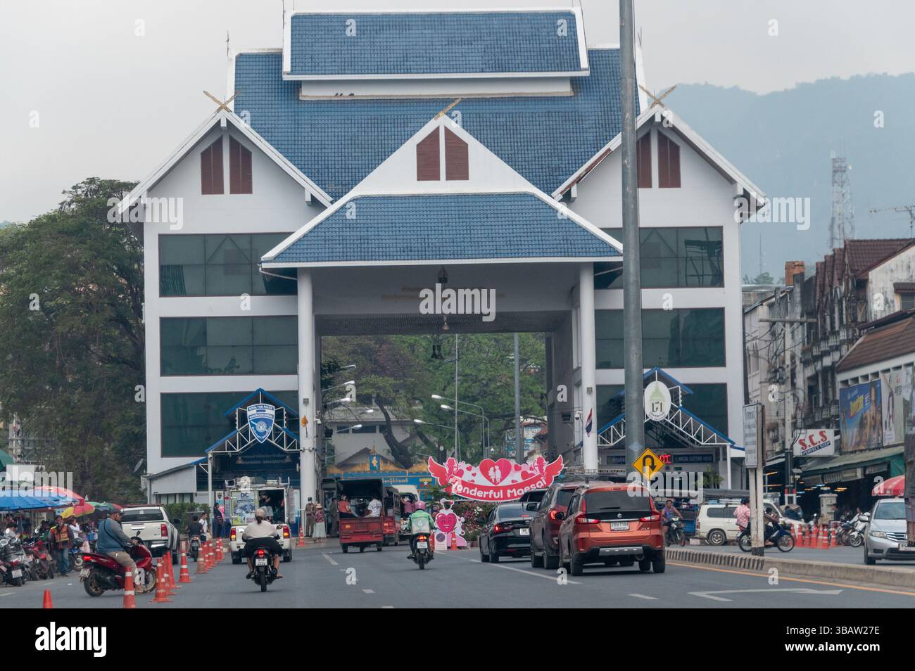 Der Verkehr führt entlang der Hauptstraße in Mae Sai, einer Grenzstadt, in Richtung der Grenze/Zollstelle zwischen Nordthailand und Myanmar. Mae Sai Stockfoto