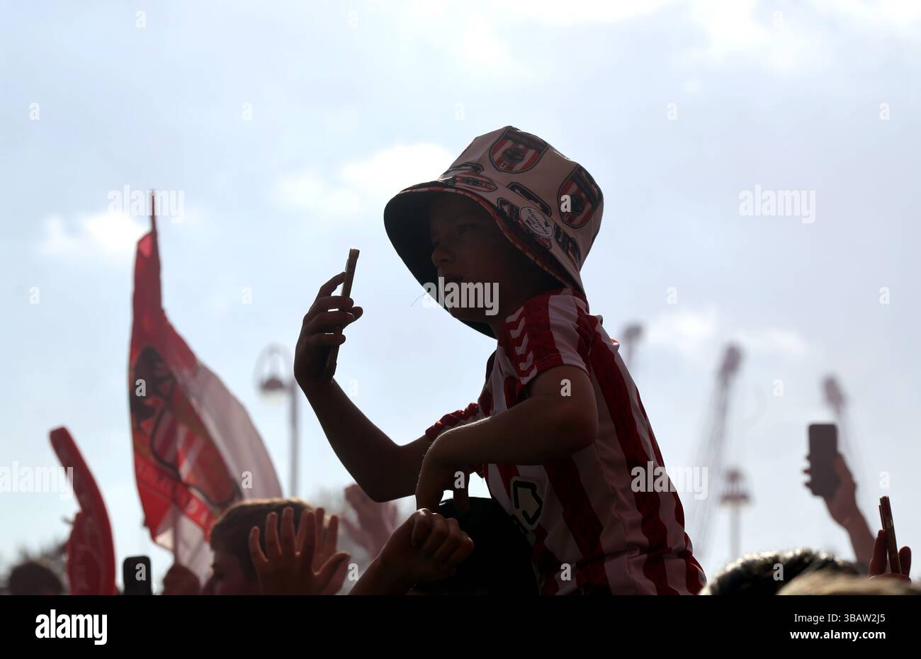 Die Fans von Sunderland warten darauf, dass die Spieler vor der Sky Bet Championship im Halbfinale, dem zweiten Legspiel im Stadium of Light, Sunderland, ankommen. Bilddatum: Dienstag, 13. Mai 2025. Stockfoto
