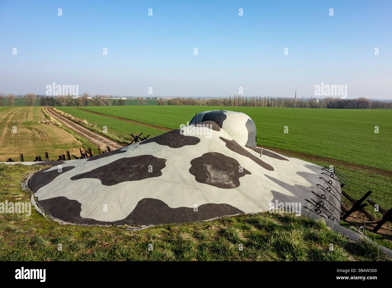 Kriegsbunkerdenkmal in Milostovice bei Opava mit einer Igelbarriere aus Metall im Hintergrund Stockfoto