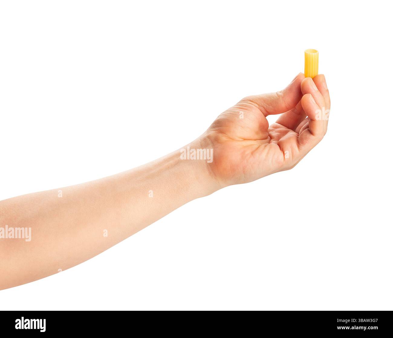 Pasta rigatoni im Handweg isoliert auf weiß Stockfoto