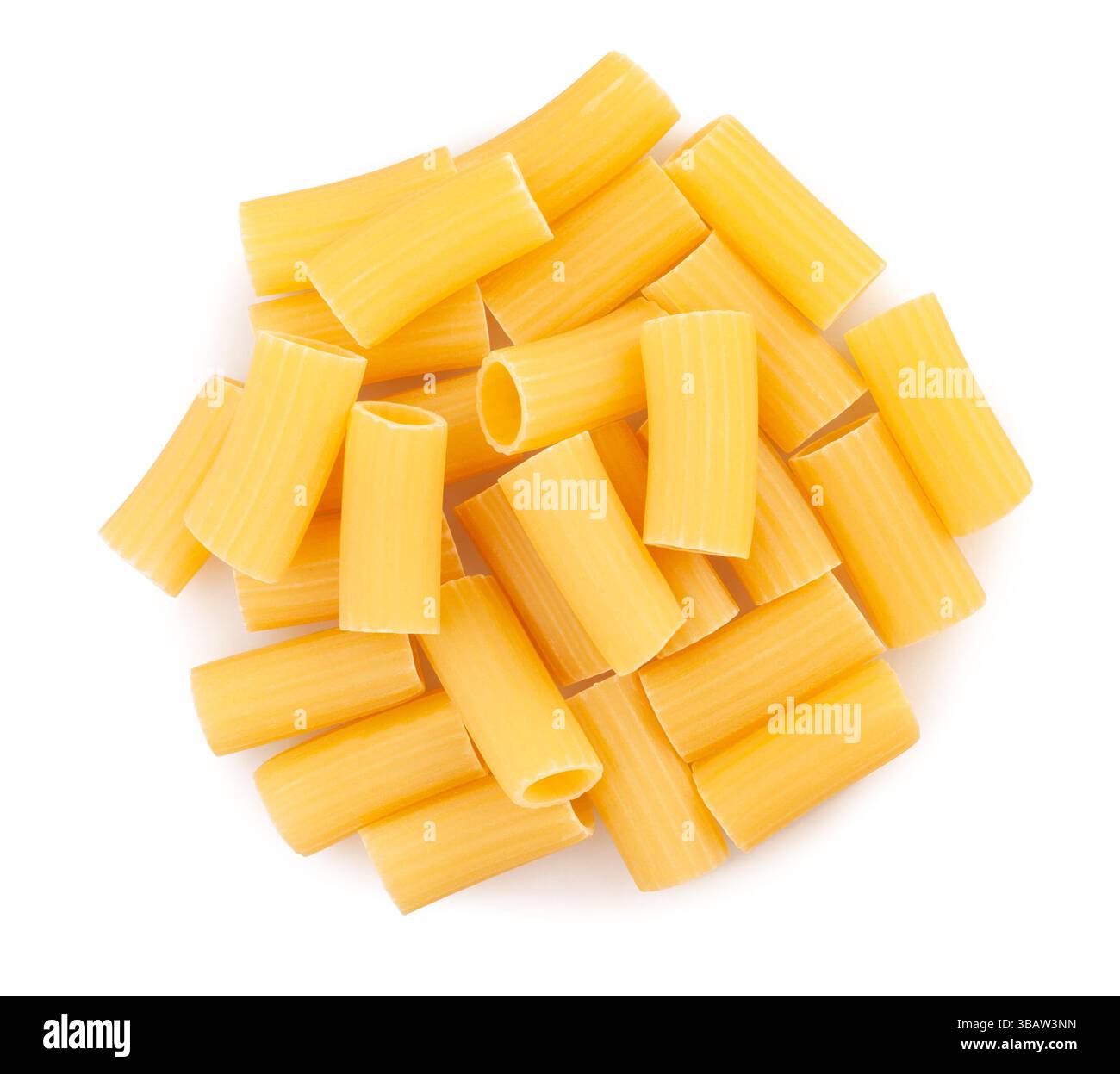 Pasta rigatoni Pfad isoliert auf weißem Draufsicht Stockfoto