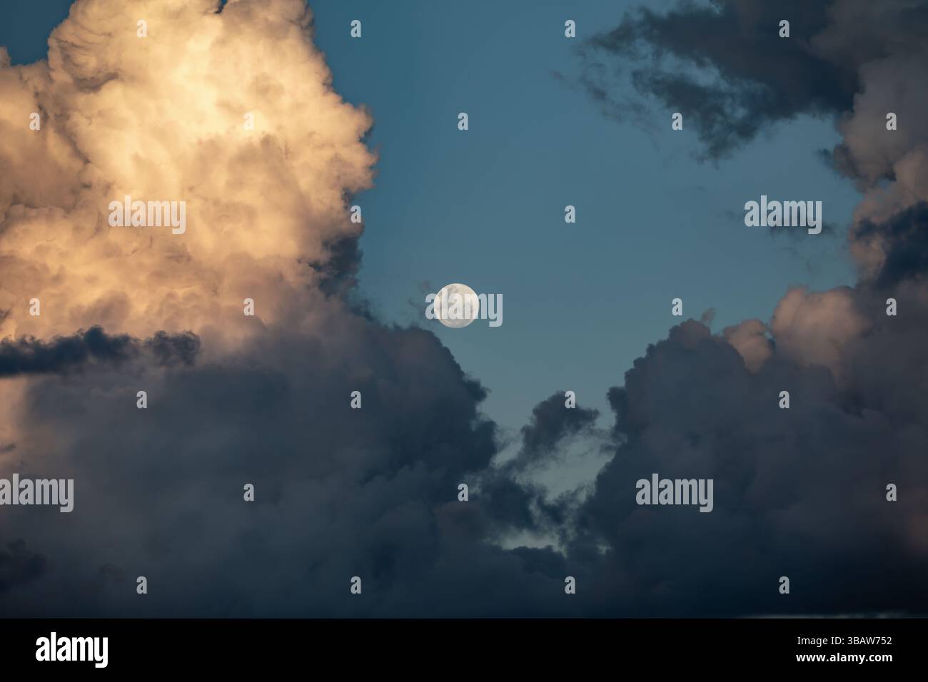 Spektakuläre und erstklassige Fotos des Vollmondes Stockfoto