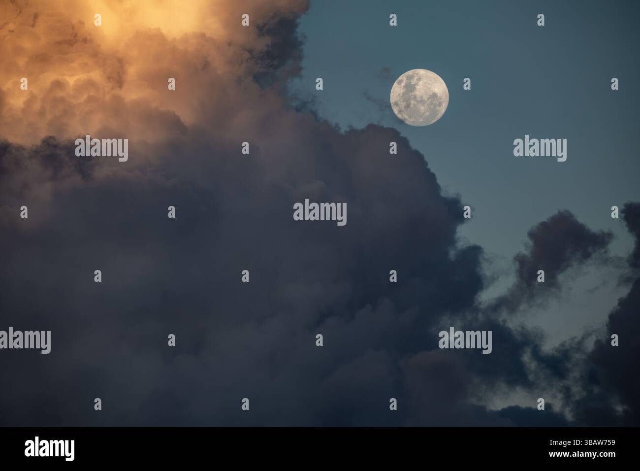 Spektakuläre und erstklassige Fotos des Vollmondes Stockfoto