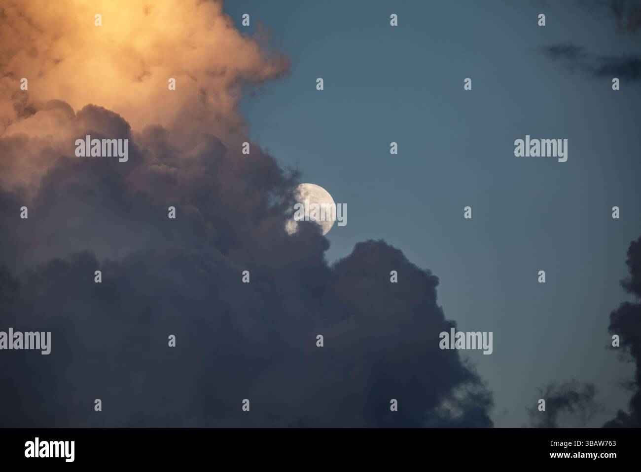 Spektakuläre und erstklassige Fotos des Vollmondes Stockfoto