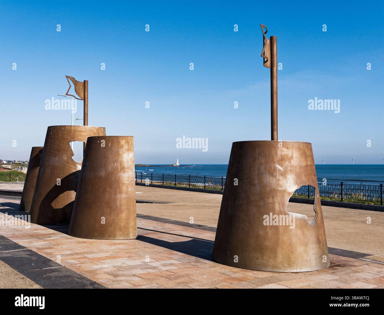 Whitley Bay, North Tyneside, UK Promenade mit Strand und St. Mary's Island und Leuchtturm in der Ferne. Stockfoto