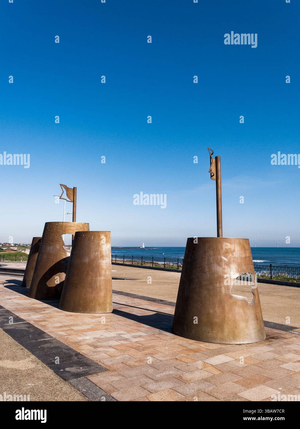 Whitley Bay, North Tyneside, UK Promenade mit Strand und St. Mary's Island und Leuchtturm in der Ferne. Stockfoto