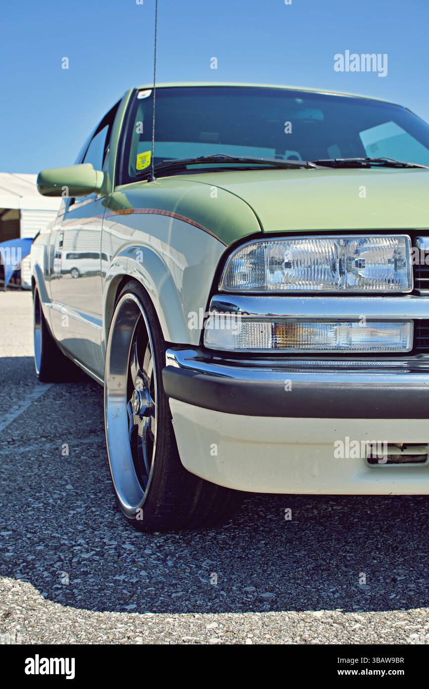 Kundenspezifischer zweifarbiger Chevrolet S10 Pickup-Truck, Vorderansicht mit verchromten Felgen und Scheinwerfern auf der Car Show Stockfoto