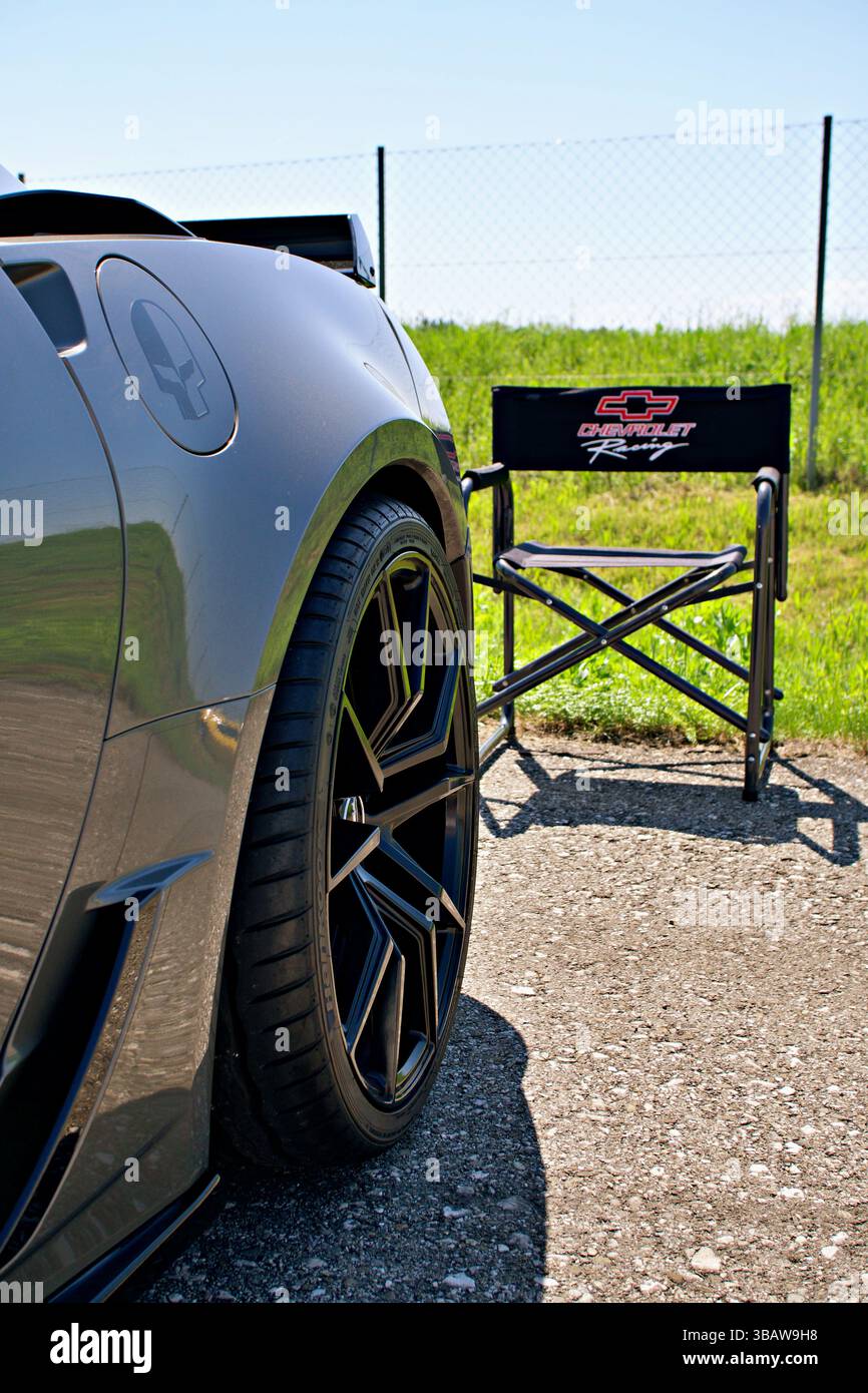 Nahaufnahme des Custom Chevrolet Wheel mit Racing Chair im Hintergrund Stockfoto