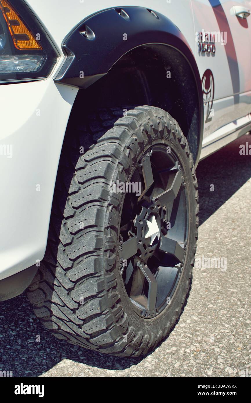 Nahaufnahme von Geländereifen und Custom Wheel an einem Dodge RAM 1500 Pickup Stockfoto