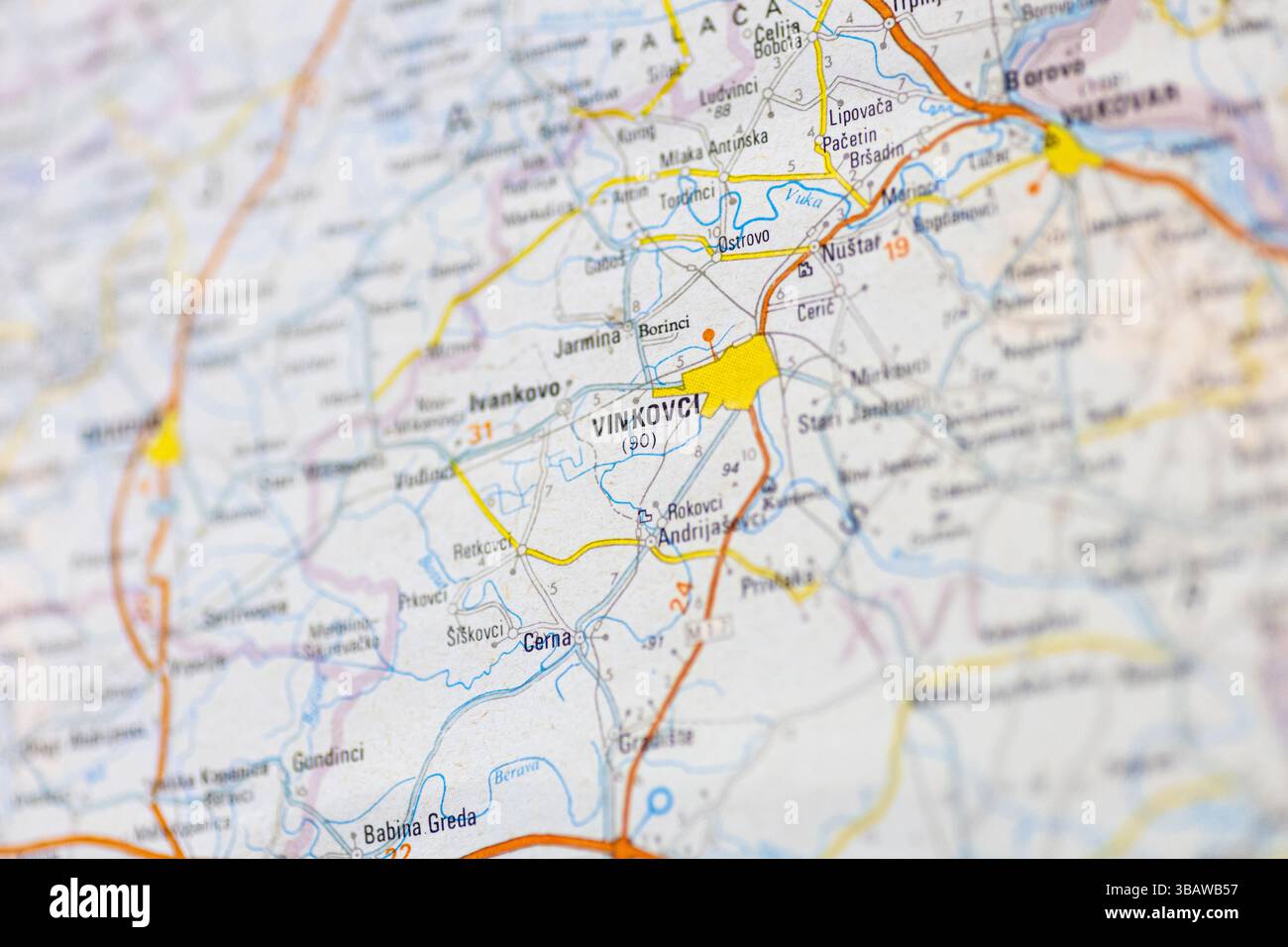 Nahaufnahme einer Karte mit Schwerpunkt auf Vinkovci, die nahe gelegene Städte und Routen zeigt. Das lebhafte Layout hebt geografische Details und Verbindungen hervor Stockfoto