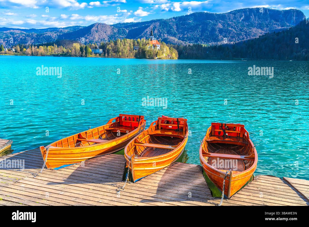 Malerischer Blick auf die Küste des Bled Sees im Frühfrühling, Alpenlandschaft Sloweniens Stockfoto