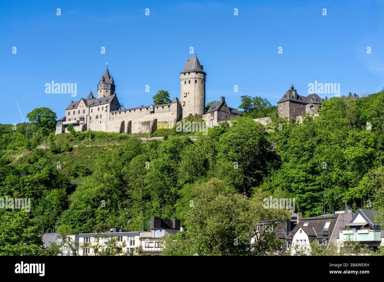 Altena, an der Lenne, oberhalb der Burg Altena, mit dem weltweit ersten Jugendherberge Märkischer Kreis, einer kleinen Stadt im Sauerland, Nordrhein Stockfoto