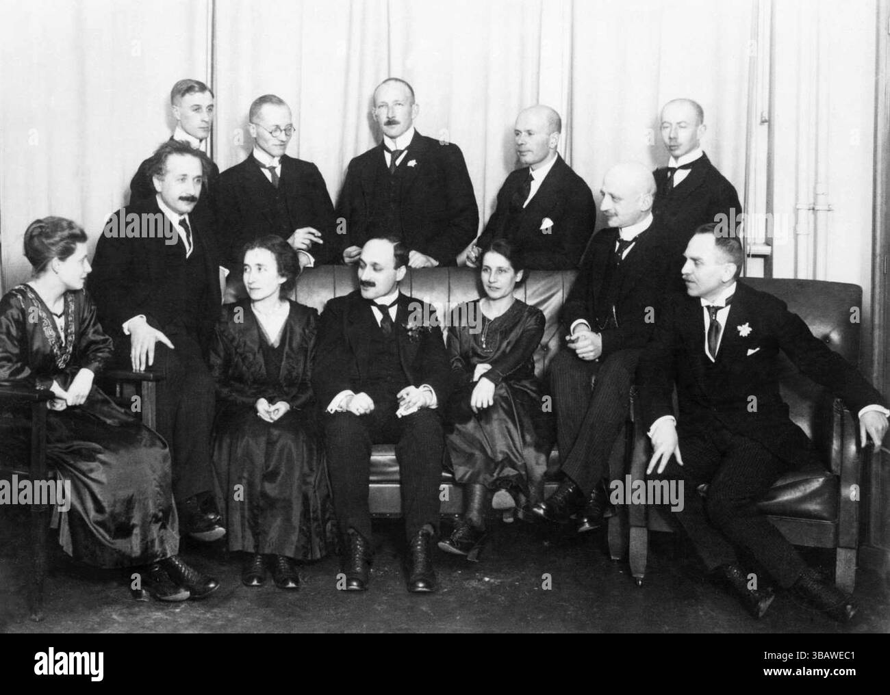 Physiker und Chemiker in Berlin 1920. Erste Reihe, von links nach rechts: Hertha Sponer, Albert Einstein, Ingrid Franck, James Franck, Lise Meitner, Fritz Haber und Otto Hahn. Hinten links nach rechts: Walter Grotrian, Wilhelm Westphal, Otto von Baeyer, Peter Pringsheim und Gustav Hertz Elise „Lise“ Meitner (7. November 1878 – 27. Oktober 1968) war ein österreichisch-schwedischer Kernphysiker, der maßgeblich an der Entdeckung der Kernspaltung beteiligt war. Nach ihrer Promotion 1906 wurde Meitner als zweite Frau der Universität Wien in Physik promoviert. Stockfoto
