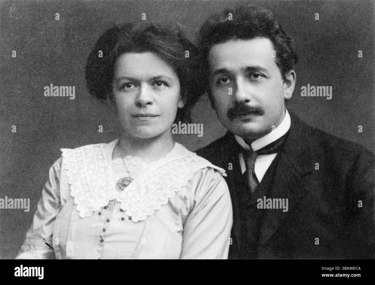 Mileva Marić (* 19. Dezember 1875 bis 4. August 1948), auch Mileva Marić-Einstein genannt, war eine serbische Physikerin und Mathematikerin. Sie zeigte bereits in jungen Jahren intellektuelle Begabung und studierte am Polytechnikum Zürich. Ihre Studien umfassten Differential- und Integralrechnung, deskriptive und projektive Geometrie, Mechanik, theoretische Physik, angewandte Physik, experimentelle Physik, und Astronomie. Einer ihrer Studienkollegen an der Universität war ihr zukünftiger Ehemann Albert Einstein. Stockfoto