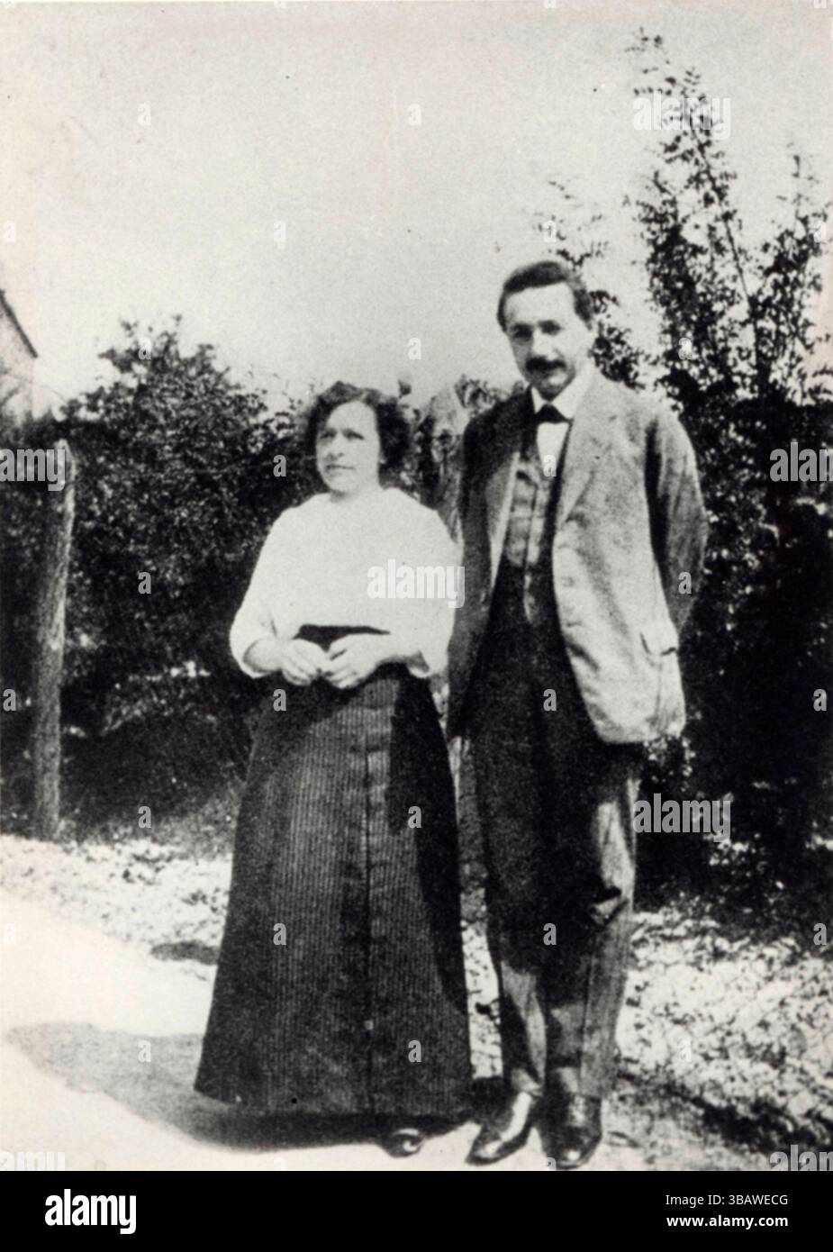 Mileva Marić (* 19. Dezember 1875 bis 4. August 1948), auch Mileva Marić-Einstein genannt, war eine serbische Physikerin und Mathematikerin. Sie zeigte bereits in jungen Jahren intellektuelle Begabung und studierte am Polytechnikum Zürich. Ihre Studien umfassten Differential- und Integralrechnung, deskriptive und projektive Geometrie, Mechanik, theoretische Physik, angewandte Physik, experimentelle Physik, und Astronomie. Einer ihrer Studienkollegen an der Universität war ihr zukünftiger Ehemann Albert Einstein. Stockfoto Mileva Marić (* 19. Dezember 1875 bis 4. August 1948), auch Mileva Marić-Einstein genannt, war eine serbische Physikerin und Mathematikerin. Sie zeigte bereits in jungen Jahren intellektuelle Begabung und studierte am Polytechnikum Zürich. Ihre Studien umfassten Differential- und Integralrechnung, deskriptive und projektive Geometrie, Mechanik, theoretische Physik, angewandte Physik, experimentelle Physik, und Astronomie. Einer ihrer Studienkollegen an der Universität war ihr zukünftiger Ehemann Albert Einstein. Stockfoto
