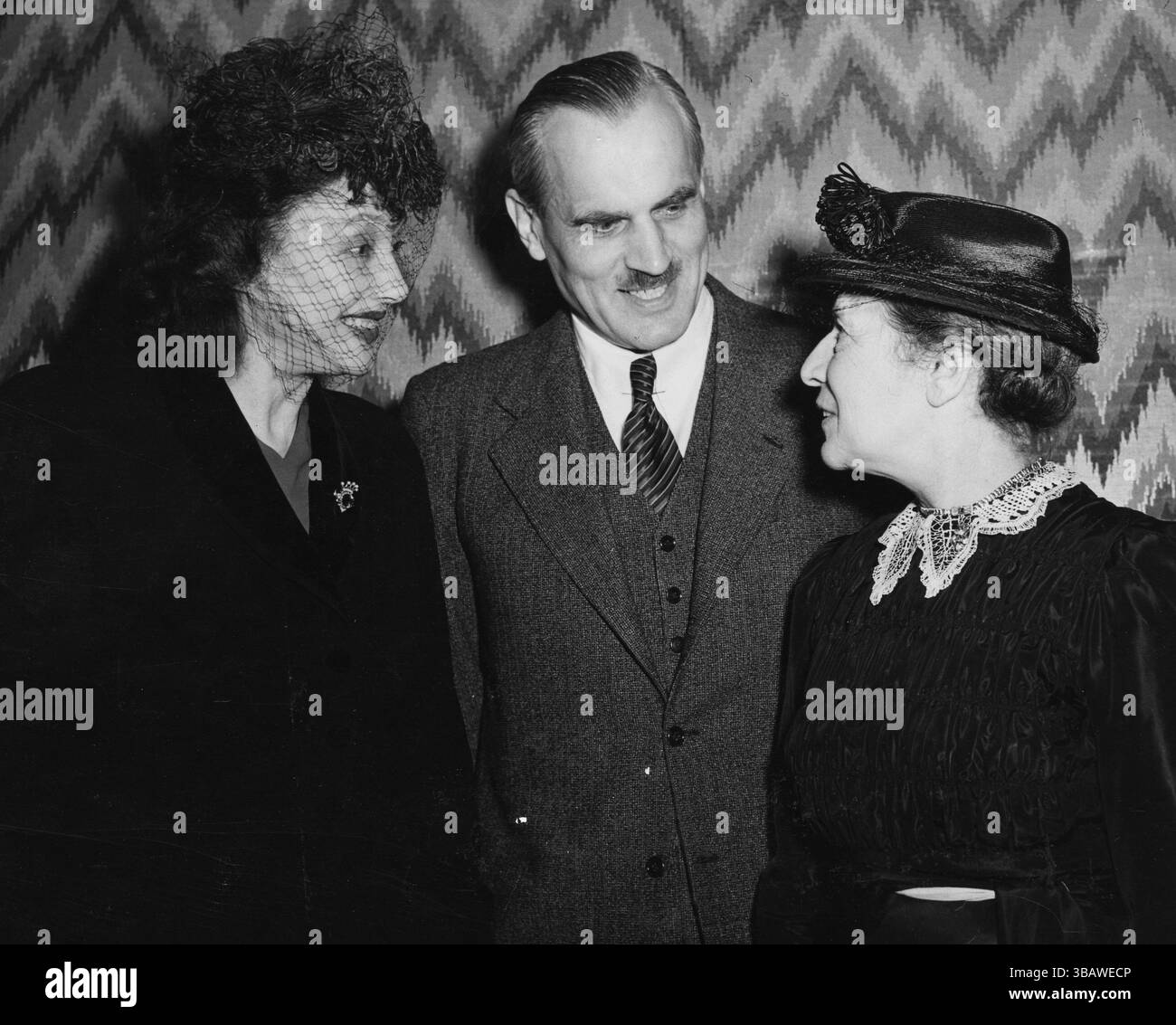Meitner mit der Schauspielerin Katharine Cornell und dem Physiker Arthur Compton am 6. Juni 1946. Elise „Lise“ Meitner (* 7. November 1878 – 27. Oktober 1968) war eine österreichisch-schwedische Kernphysikerin, die maßgeblich an der Entdeckung der Kernspaltung beteiligt war. Nach ihrer Promotion 1906 wurde Meitner als zweite Frau der Universität Wien in Physik promoviert. Sie verbrachte einen Großteil ihrer wissenschaftlichen Karriere in Berlin, wo sie Physik-Professorin und Abteilungsleiterin am Kaiser-Wilhelm-Institut für Chemie war. Sie war die erste Frau, die ordentliche Professorin für Physik in Keim wurde Stockfoto