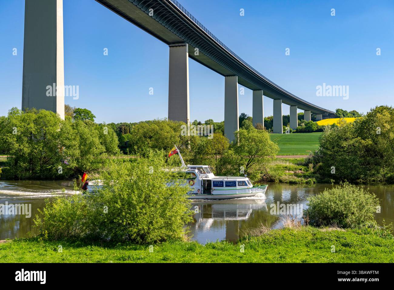 Passagierschiff der Weißen Flotte Mülheim, Friedrich Freye, in den Ruhrauen bei Mülheim-Mintard, Mintarderbrücke, Autobahnbrücke der A52 Ove Stockfoto