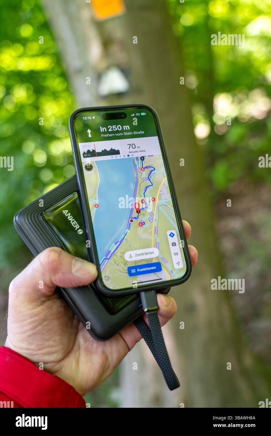 Wandern mit der Komoot Hiking App auf Smartphone, Akku, Powerbank, Handy unterwegs aufladen, Nordrhein-Westfalen, Deutsch Stockfoto
