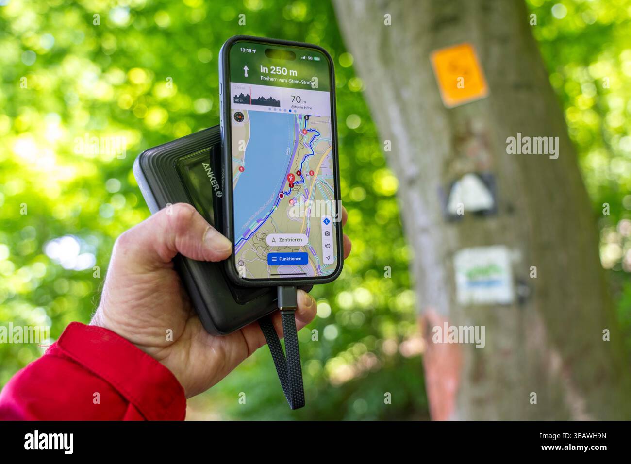 Wandern mit der Komoot Hiking App auf Smartphone, Akku, Powerbank, Handy unterwegs aufladen, Nordrhein-Westfalen, Deutsch Stockfoto