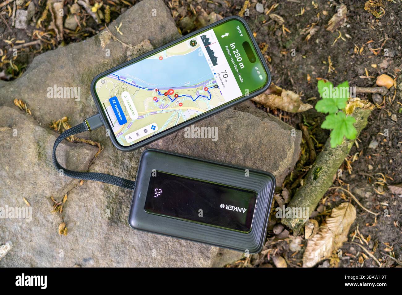 Wandern mit der Komoot Hiking App auf Smartphone, Akku, Powerbank, Handy unterwegs aufladen, Nordrhein-Westfalen, Deutsch Stockfoto