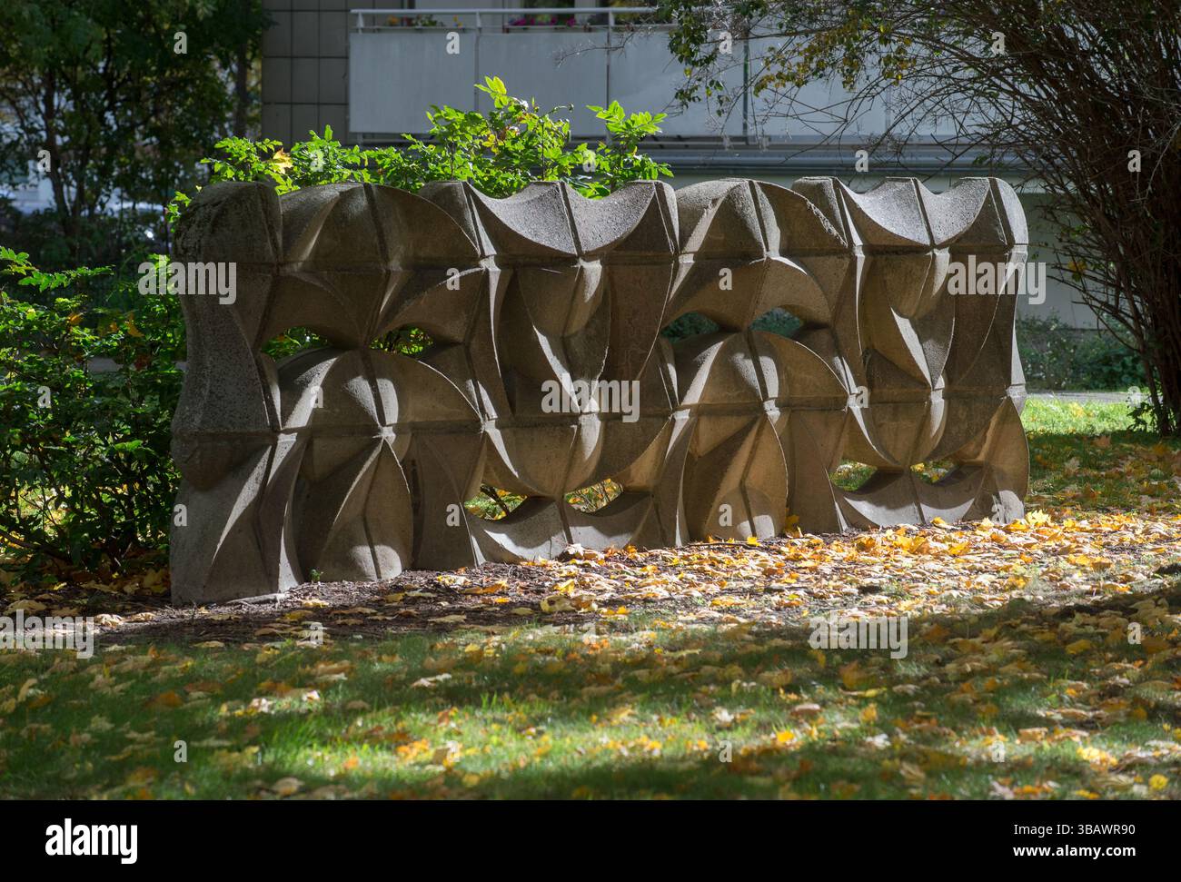 11.10.2022, Deutschland, Berlin, Berlin - Dekorative Mauer aus DDR-Zeiten in der Weydemeyerstraße Berlin-Mitte in der Karl-Marx-Allee 2. Bauabschnitt c Stockfoto