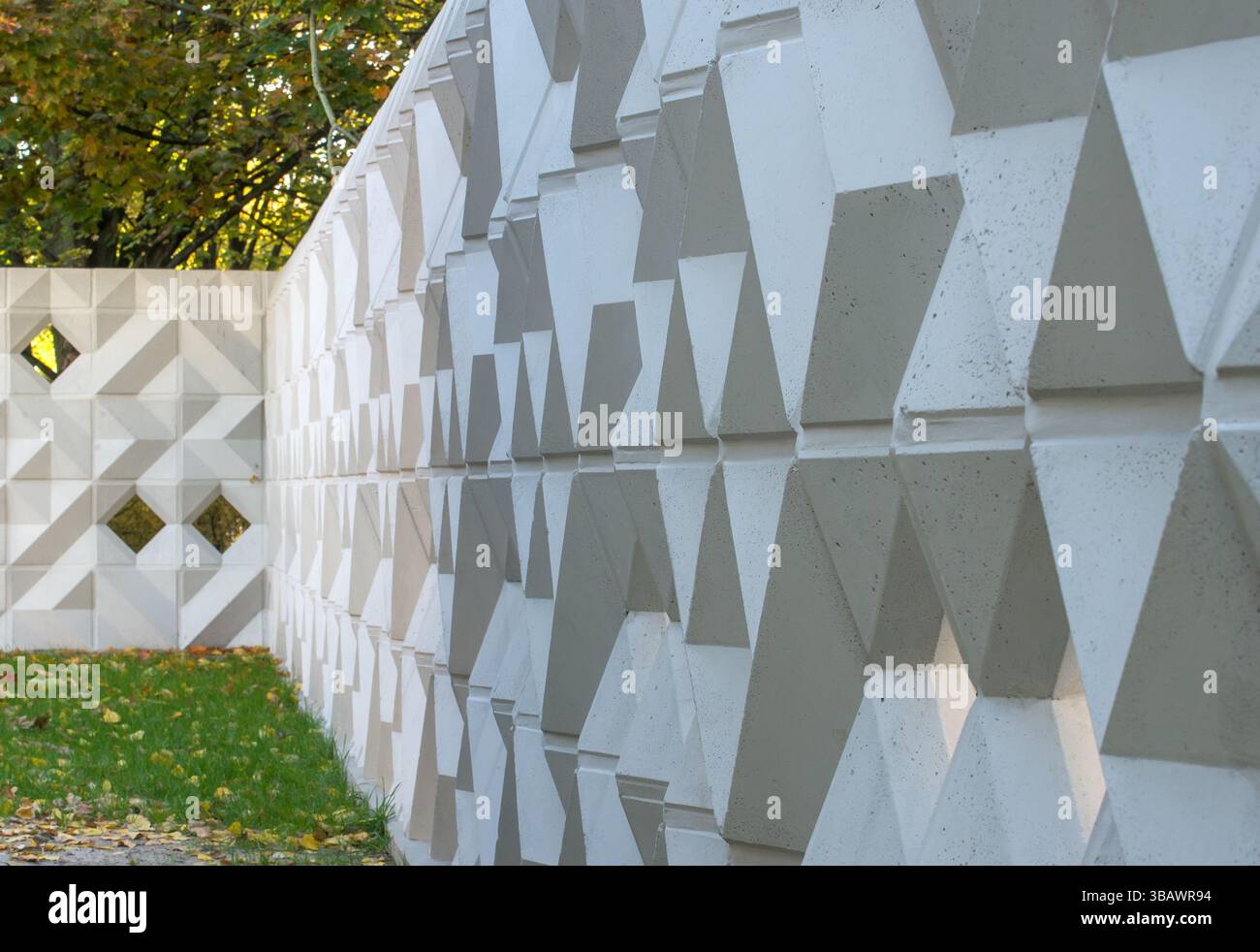 11.10.2022, Deutschland, Berlin, Berlin - sanierte Ziermauer aus DDR-Zeiten in der Singerstraße Berlin-Mitte in der Karl-Marx-Allee 2. Bauart Stockfoto