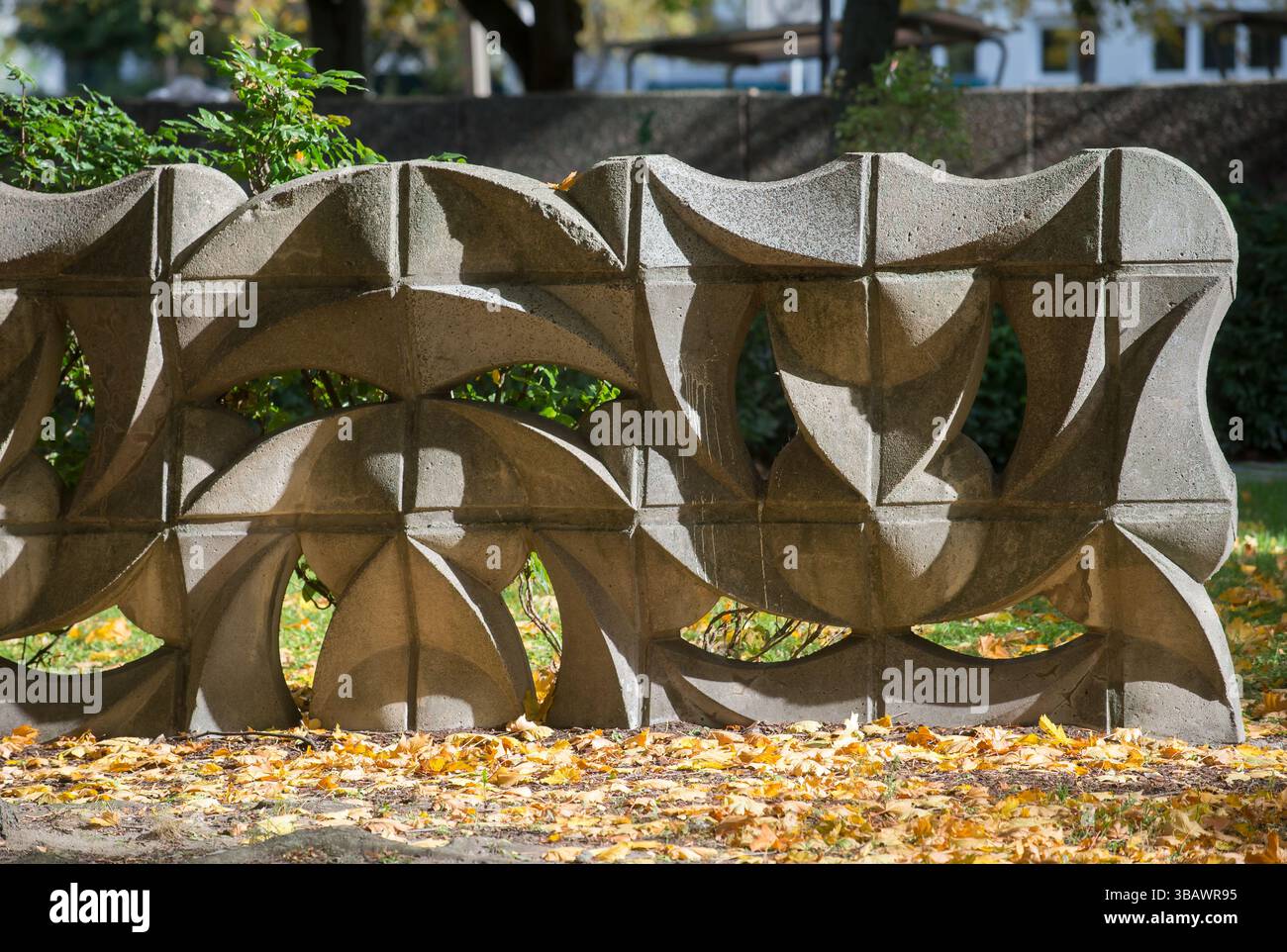 11.10.2022, Deutschland, Berlin, Berlin - Dekorative Mauer aus DDR-Zeiten in der Weydemeyerstraße Berlin-Mitte in der Karl-Marx-Allee 2. Bauabschnitt c Stockfoto