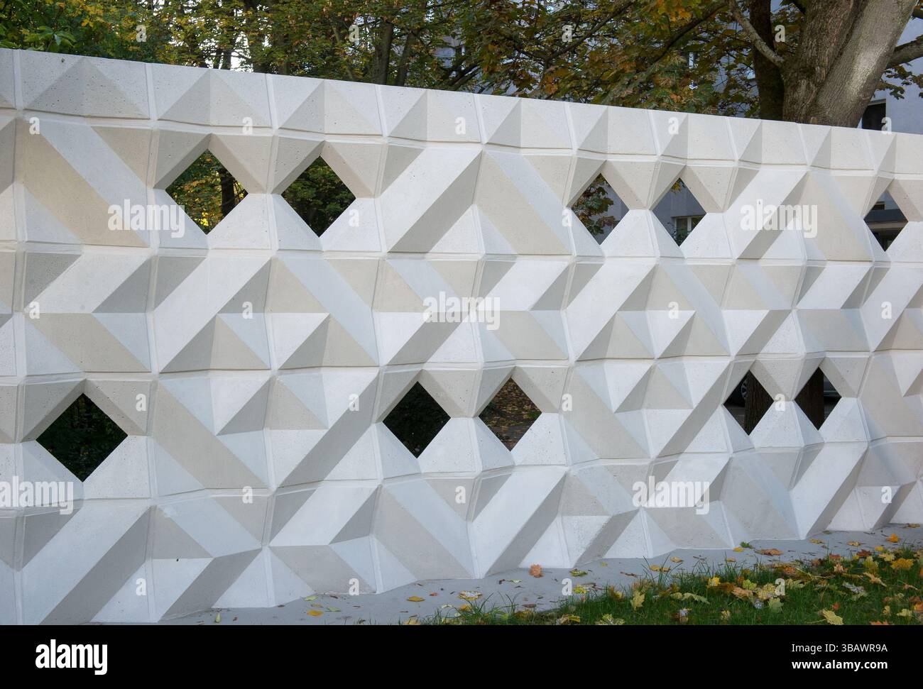 11.10.2022, Deutschland, Berlin, Berlin - sanierte Ziermauer aus DDR-Zeiten in der Singerstraße Berlin-Mitte in der Karl-Marx-Allee 2. Bauart Stockfoto