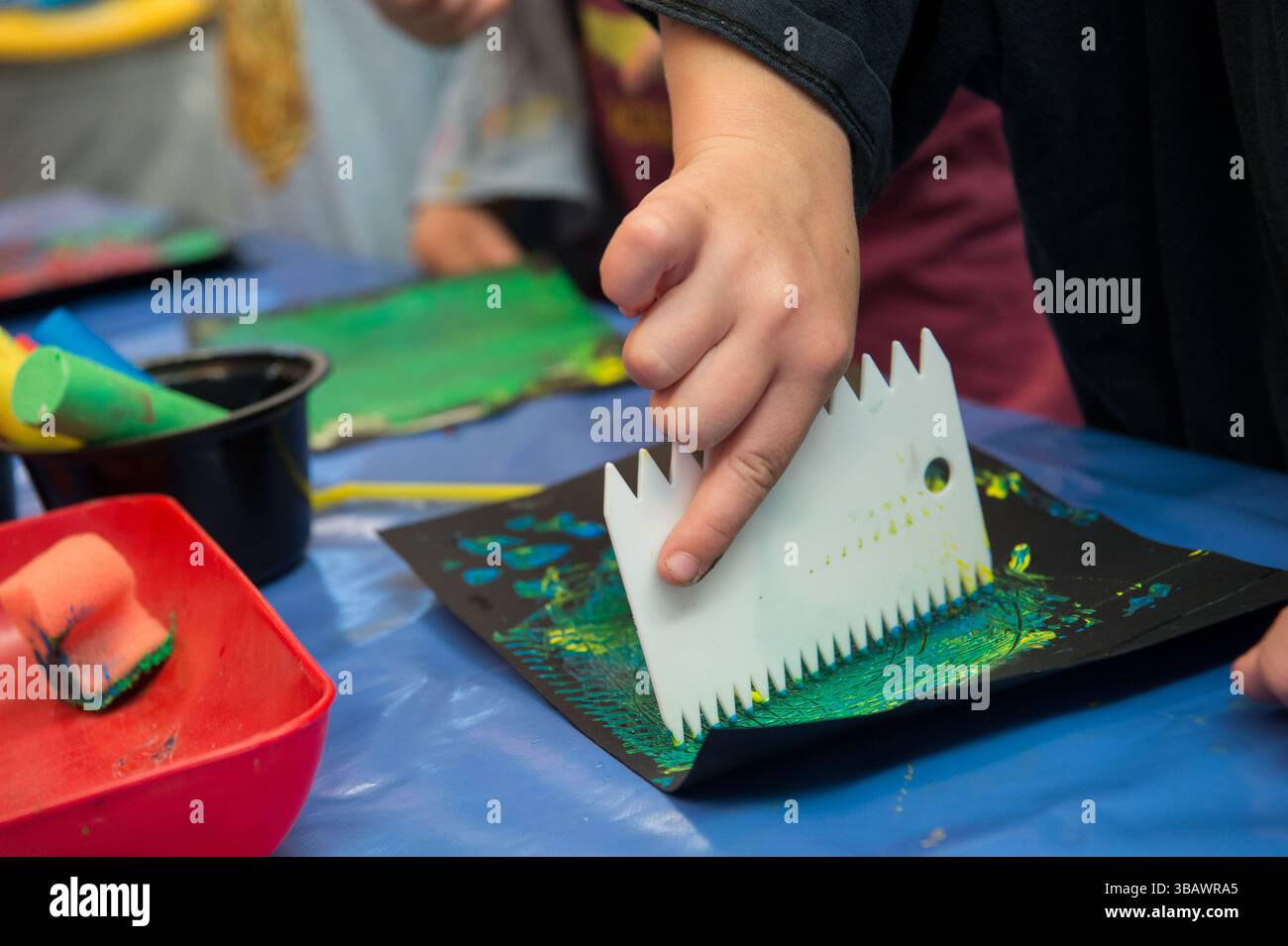26.10.2022, Deutschland, Berlin, Berlin - Kind in einer Kindertagesstätte kreativ spielend. 0CE221026D001CAROEX.JPG [MODELLVERSION: NEIN, EIGENSCHAFTSFREIGABE: NEIN Stockfoto