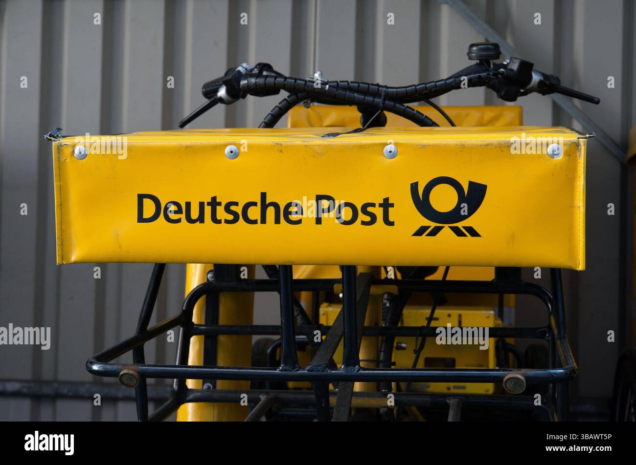 09.02.2025, Deutschland, Berlin, Berlin - Postmannfahrrad der Deutschen Post. 0CE250209D007CAROEX.JPG [MODELLFREIGABE: NEIN, EIGENSCHAFTSFREIGABE: NICHT ZUTREFFEND (C Stockfoto