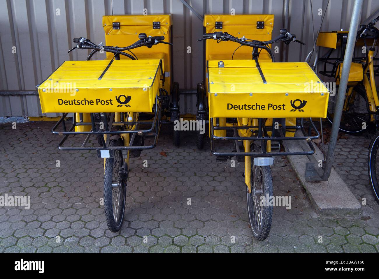 09.02.2025, Deutschland, Berlin, Berlin - Fahrräder von Briefträgern der Deutschen Post. 0CE250209D008CAROEX.JPG [MODELLVERSION: NEIN, EIGENSCHAFTSFREIGABE: NEIN Stockfoto