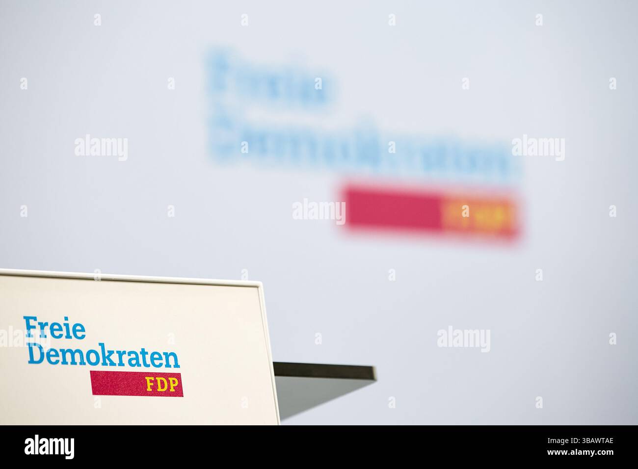 10.03.2025, Deutschland, Berlin, Berlin - das FDP-Parteilogo mit dem Schriftzug der Freien Demokraten auf einem Stehpult. Die identische Beschriftung mit dem Logo o Stockfoto