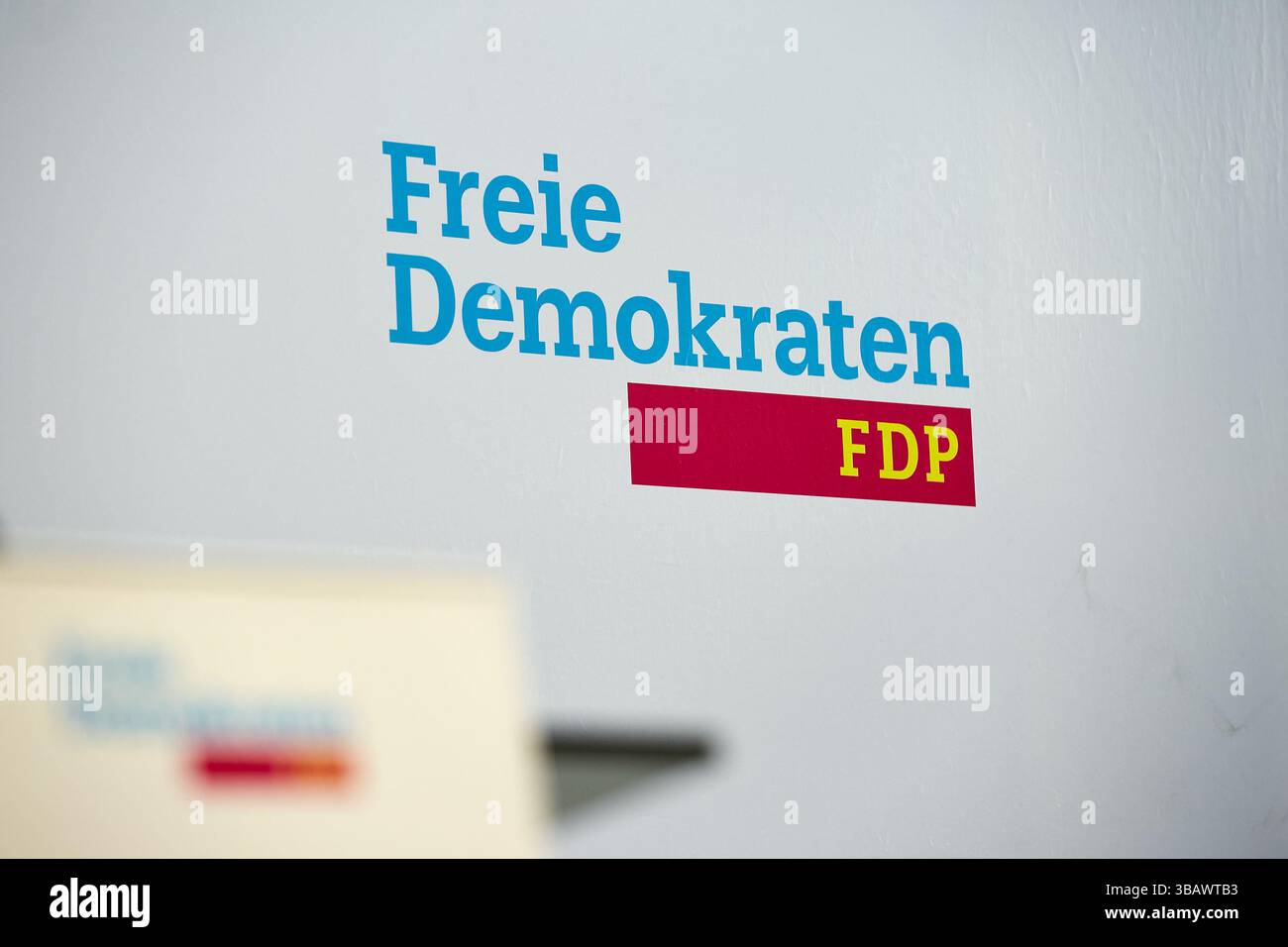 10.03.2025, Deutschland, Berlin, Berlin - das FDP-Parteilogo mit den Worten Freier Demokraten auf weißem Hintergrund. Die identische Beschriftung mit dem Logo auf Stockfoto