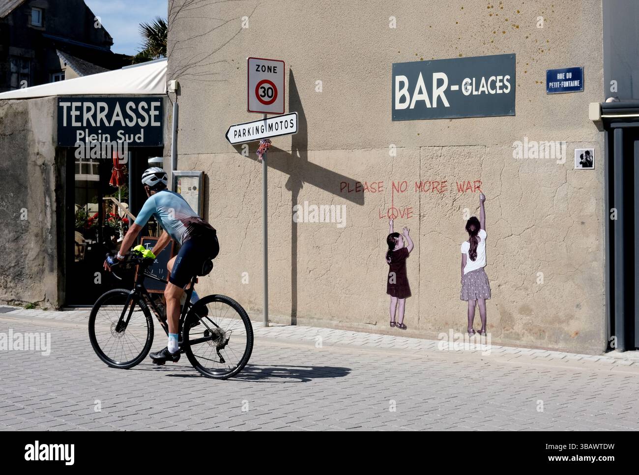 Friedensgemälde an der Wand in Arromanches-les-Bains, einer der Landungsstellen des D-Tages im Zweiten Weltkrieg. Stockfoto