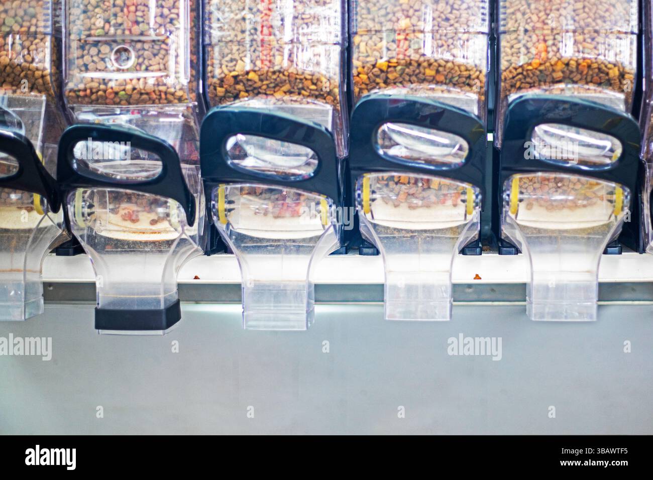 Massenfutter für Haustiere in transparenten Behältern. Self-Service Stockfoto