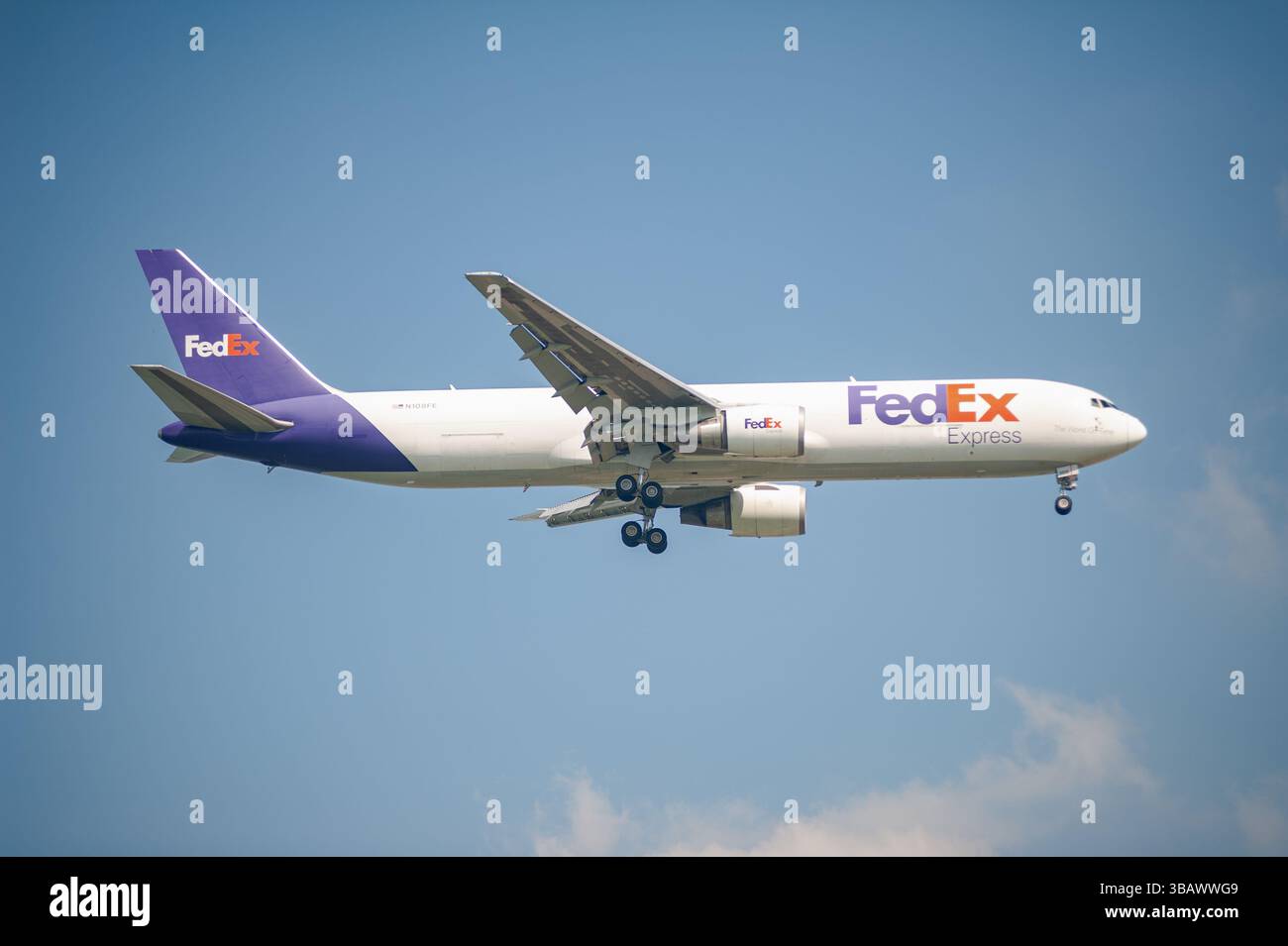 21.10.2024, Singapur, Singapur - Ein Boeing 767-300F Frachter der amerikanischen Frachtfluggesellschaft Federal Express (FedEx) mit der Registrierung N108FE ap Stockfoto