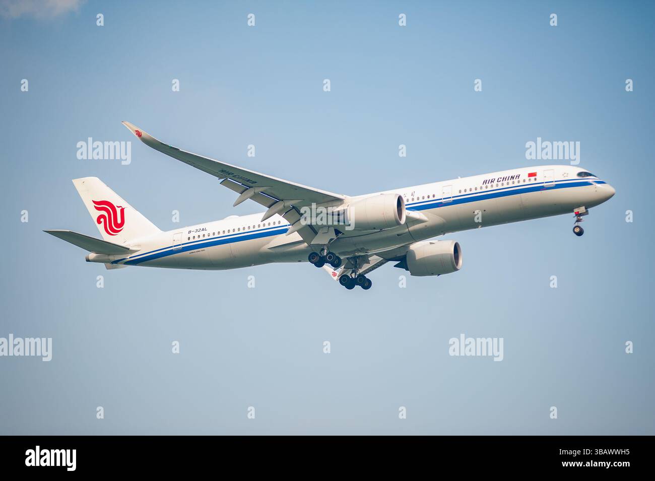 22.10.2024, Singapur, Singapur - ein Passagierflugzeug des Air China Airbus A350-941, Kennzeichen B-32AL, Annäherung an den internationalen Flughafen Changi. A Stockfoto