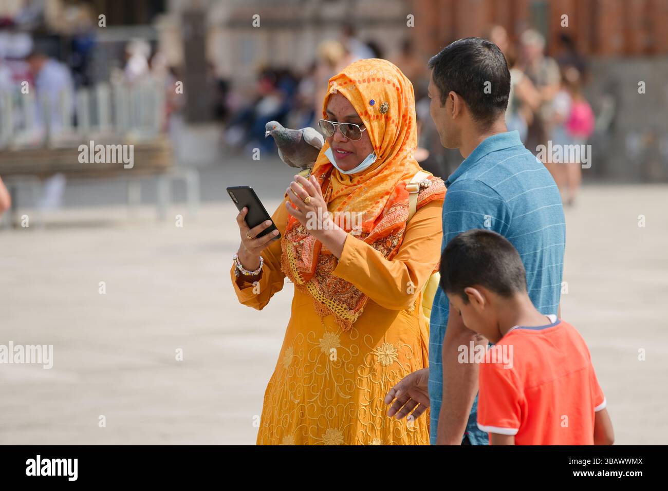 11.09.2021, Italien, Veneto, Venedig - ITA - Touristen machen Selfies mit Tauben auf dem Markusplatz. Eine Frau fotografiert sich mit Tauben. 00U21 Stockfoto