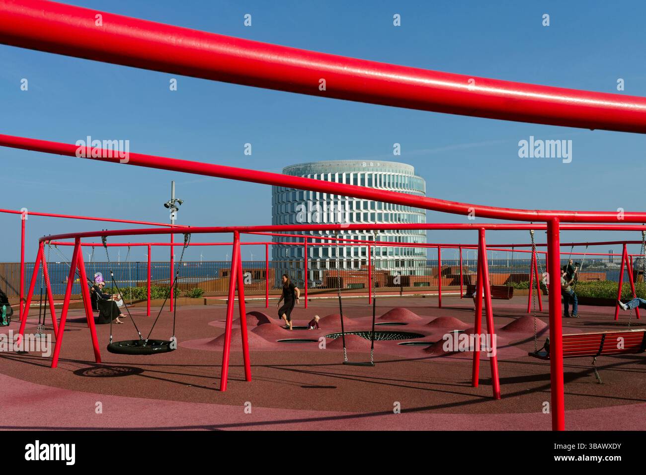03.09.2024, Dänemark, Hovedstaden, Kopenhagen - Bezirk Nordhavn. Spielplatz mit Aussicht: Parkhaus Lueders in Kopenhagen. Die faÁade und das Dach des Stockfoto